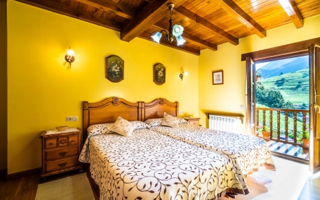 Habitación con dos camas en el primer piso con vistas